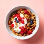 Imagem de um pote de iogurte com granola e frutas