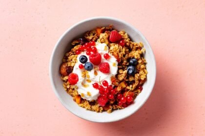 Imagem de um pote de iogurte com granola e frutas