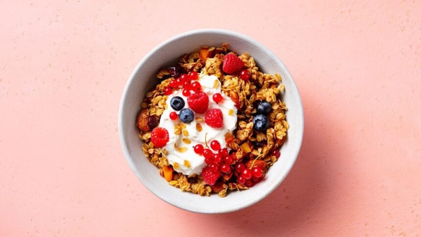 Imagem de um pote de iogurte com granola e frutas