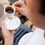 Canela, chocolate e especiarias ajudam a deixar o café mais aromático, cremoso e saboroso
