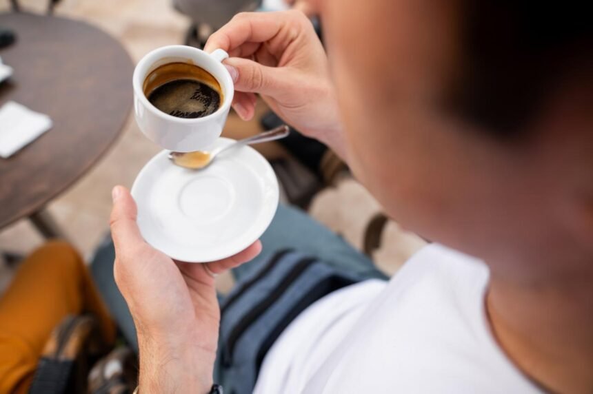 Canela, chocolate e especiarias ajudam a deixar o café mais aromático, cremoso e saboroso