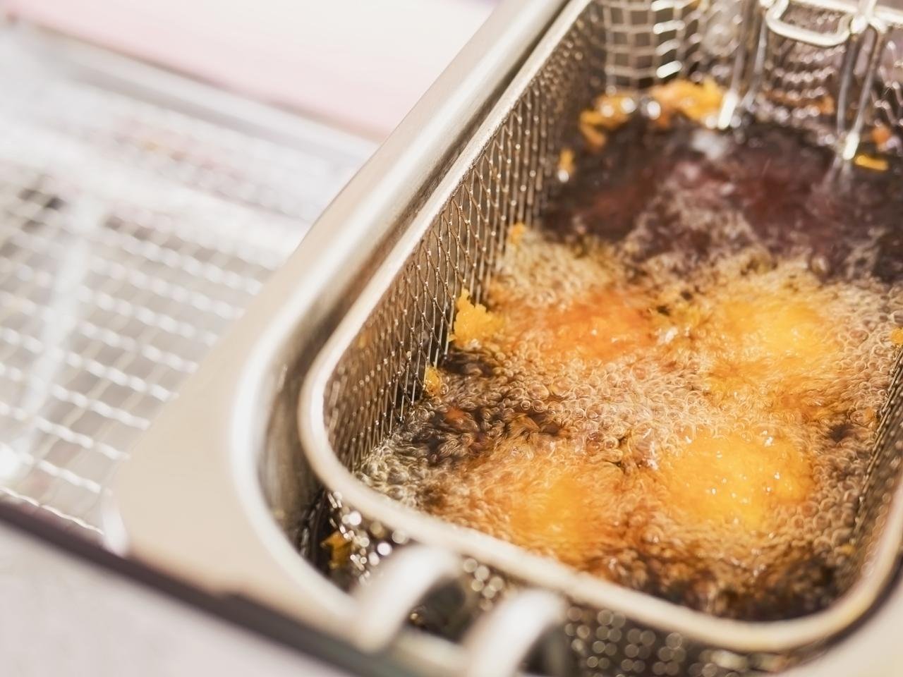 Cheiro de fritura? Veja como eliminar o odor rapidamente da sua cozinha