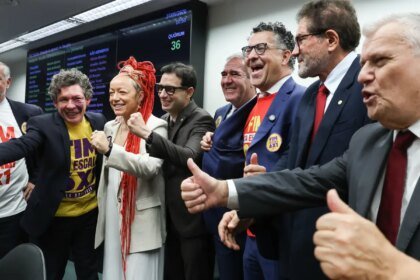 Comissão aprova relatório de PEC que acaba com escala 6X1