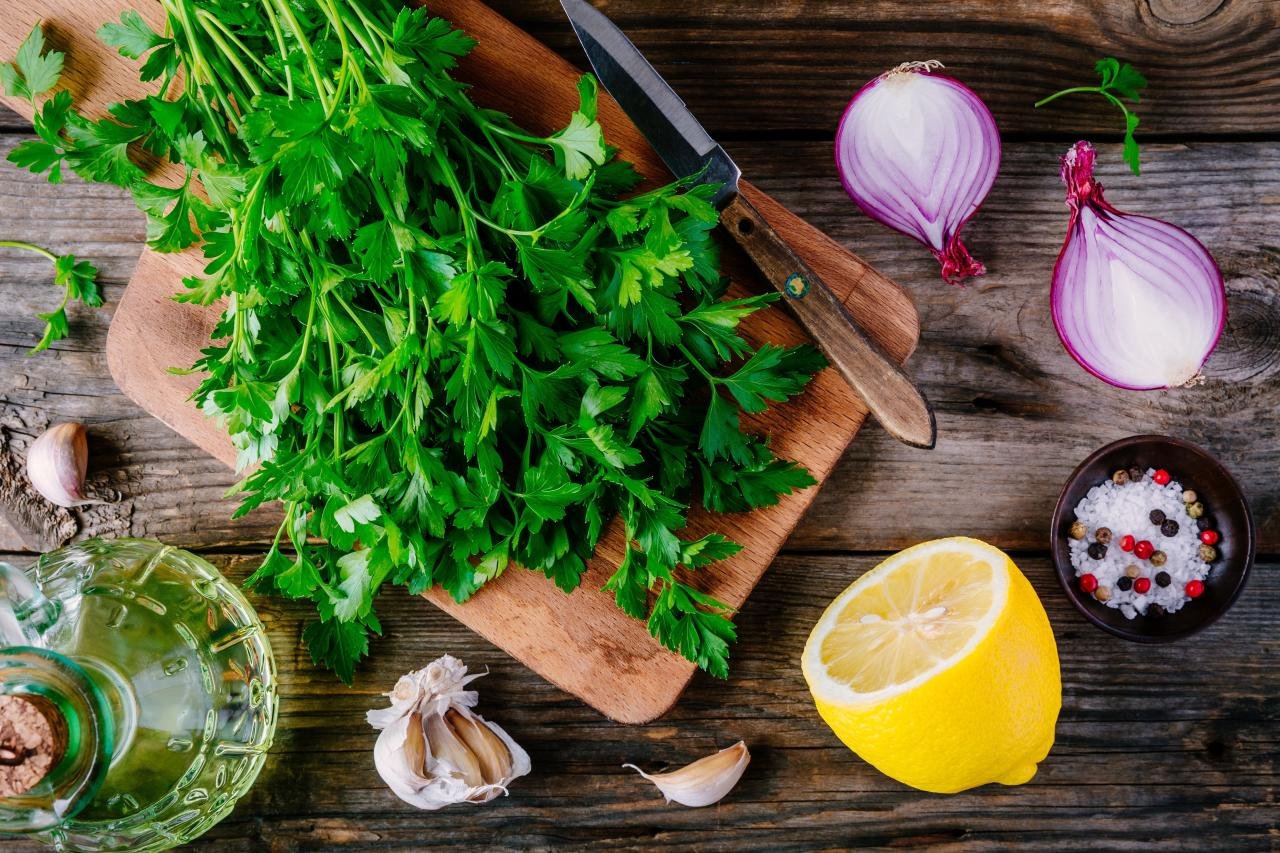 Como conservar cheiro-verde fresco por mais tempo na geladeira