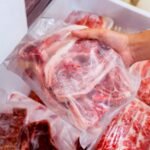 Foto mostra bifes bovinos crus em cima de uma bancada.