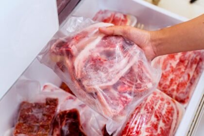 Foto mostra bifes bovinos crus em cima de uma bancada.