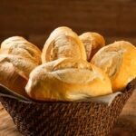 Aprenda a fazer pão francês caseiro com casquinha crocante e sabor igual ao da padaria.