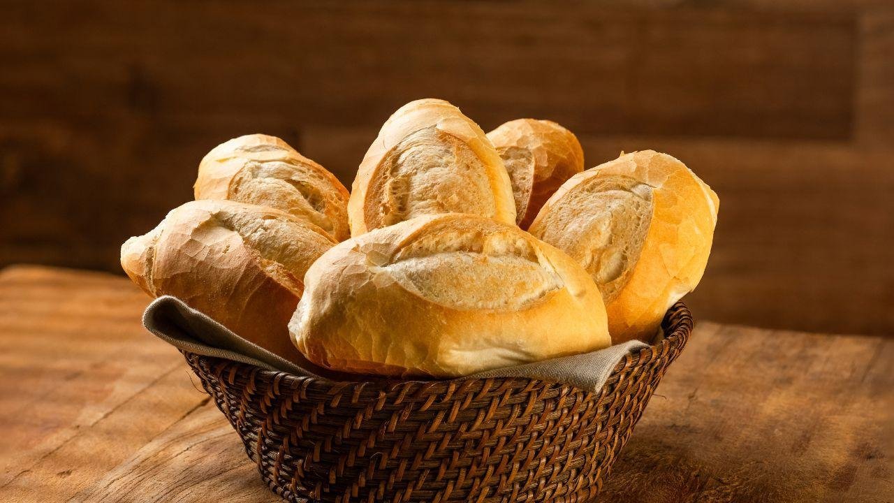 Aprenda a fazer pão francês caseiro com casquinha crocante e sabor igual ao da padaria.
