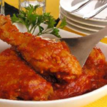 Deixar o frango de molho antes de temperar pode deixar a carne mais macia, suculenta e saborosa