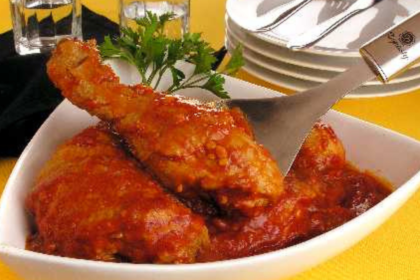 Deixar o frango de molho antes de temperar pode deixar a carne mais macia, suculenta e saborosa
