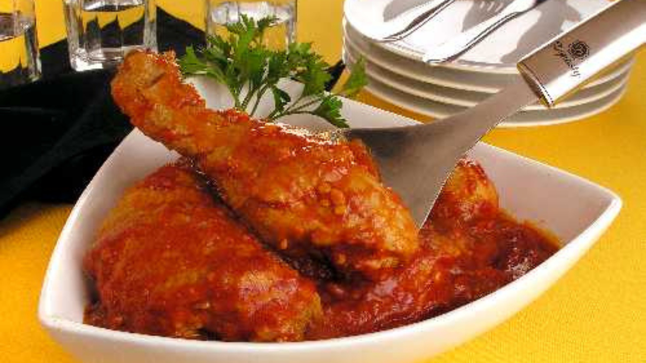 Deixar o frango de molho antes de temperar pode deixar a carne mais macia, suculenta e saborosa