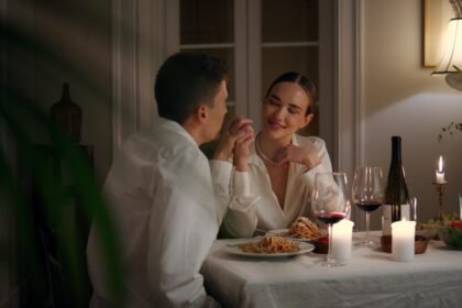 casal num jantar romântico