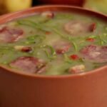 Do caldo verde ao de mandioca, essas receitas quentinhas são perfeitas para deixar o jantar mais saboroso nos dias frios
