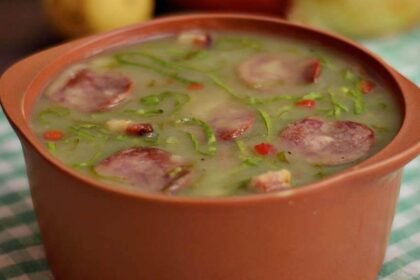 Do caldo verde ao de mandioca, essas receitas quentinhas são perfeitas para deixar o jantar mais saboroso nos dias frios