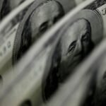 Dólar cai a R$ 4,91 e fecha no menor valor em 27 meses