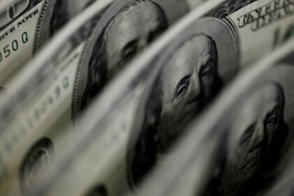 Dólar cai a R$ 4,91 e fecha no menor valor em 27 meses