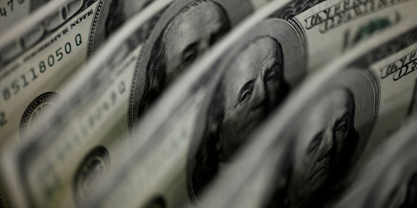 Dólar cai a R$ 4,91 e fecha no menor valor em 27 meses