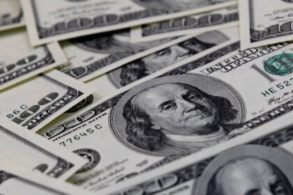 Dólar cai para R$ 4,98, e bolsa sobe em dia de alívio