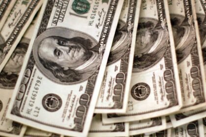 Dólar cai para R$ 5 e bolsa sobe com alívio no Oriente Médio