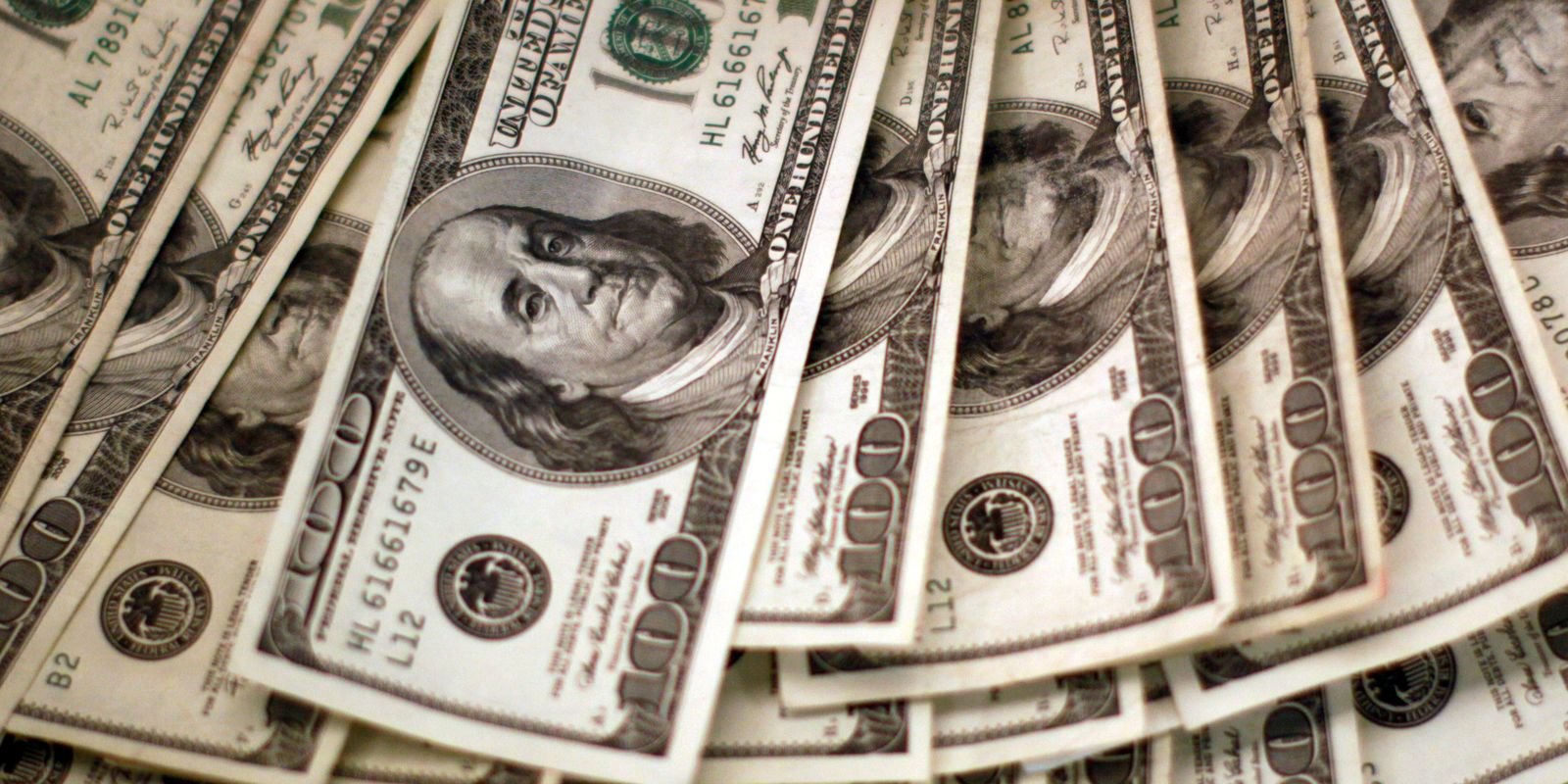 Dólar cai para R$ 5 e bolsa sobe com alívio no Oriente Médio