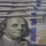 Dólar cai para R$ 5,03 com alívio geopolítico e foco nos EUA