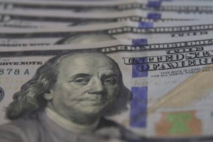 Dólar cai para R$ 5,03 com alívio geopolítico e foco nos EUA