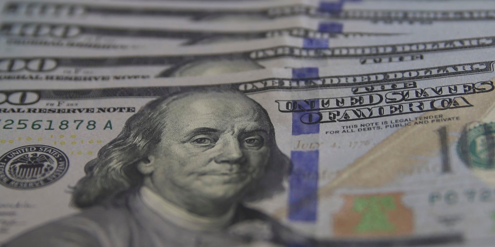 Dólar cai para R$ 5,03 com alívio geopolítico e foco nos EUA