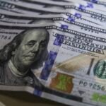 Dólar fecha abaixo de R$ 4,90 pela primeira vez em 28 meses