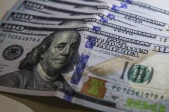 Dólar fecha abaixo de R$ 4,90 pela primeira vez em 28 meses