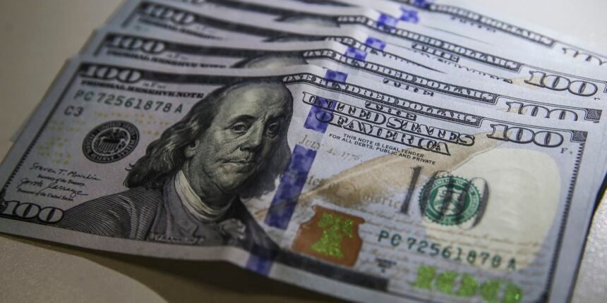 Dólar fecha abaixo de R$ 4,90 pela primeira vez em 28 meses