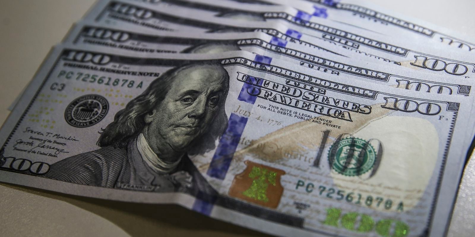 Dólar fecha abaixo de R$ 4,90 pela primeira vez em 28 meses