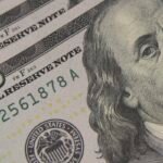 Dólar sobe a R$ 5,06, e bolsa cai com tensão global e ruído político