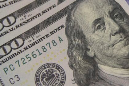 Dólar sobe a R$ 5,06, e bolsa cai com tensão global e ruído político