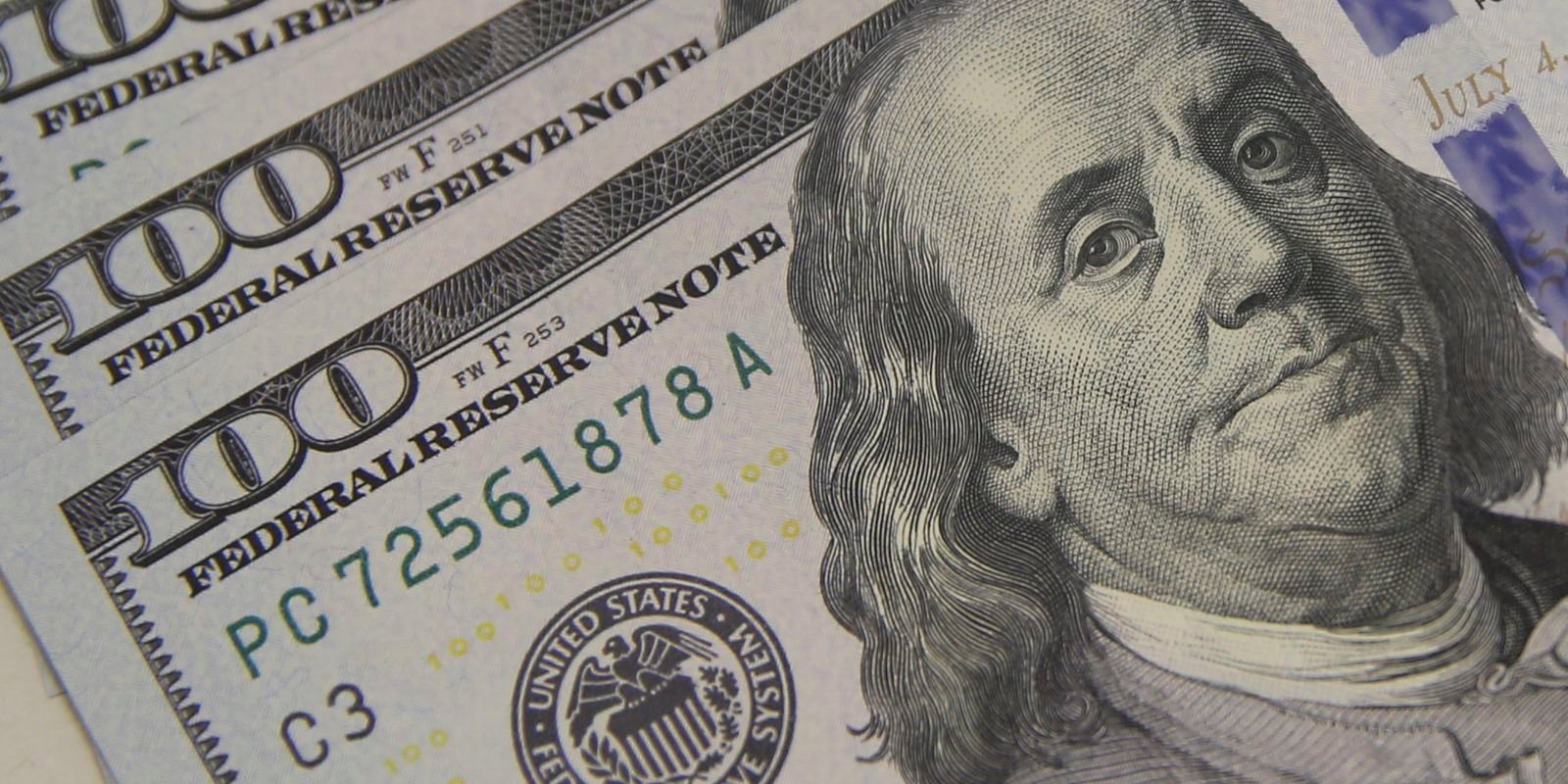 Dólar sobe a R$ 5,06, e bolsa cai com tensão global e ruído político