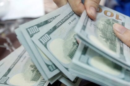 Dólar sobe para R$ 5,06; bolsa cai com IPCA-15 e recuo do petróleo