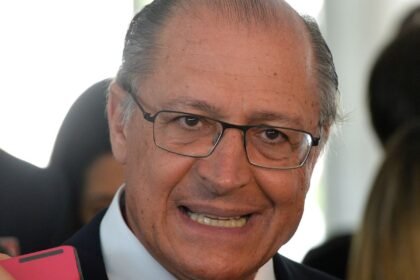 É factoide do clã Bolsonaro para desviar do caso Master, diz Alckmin