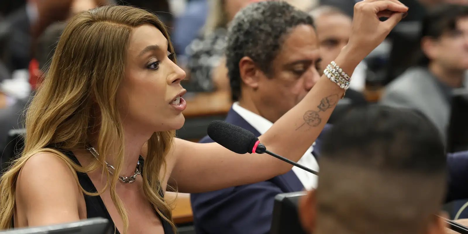 Erika Hilton rejeita negociação sobre compensações na PEC da 6x1