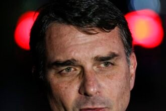 Flávio Bolsonaro admite cobrança a Vorcaro, mas nega crime