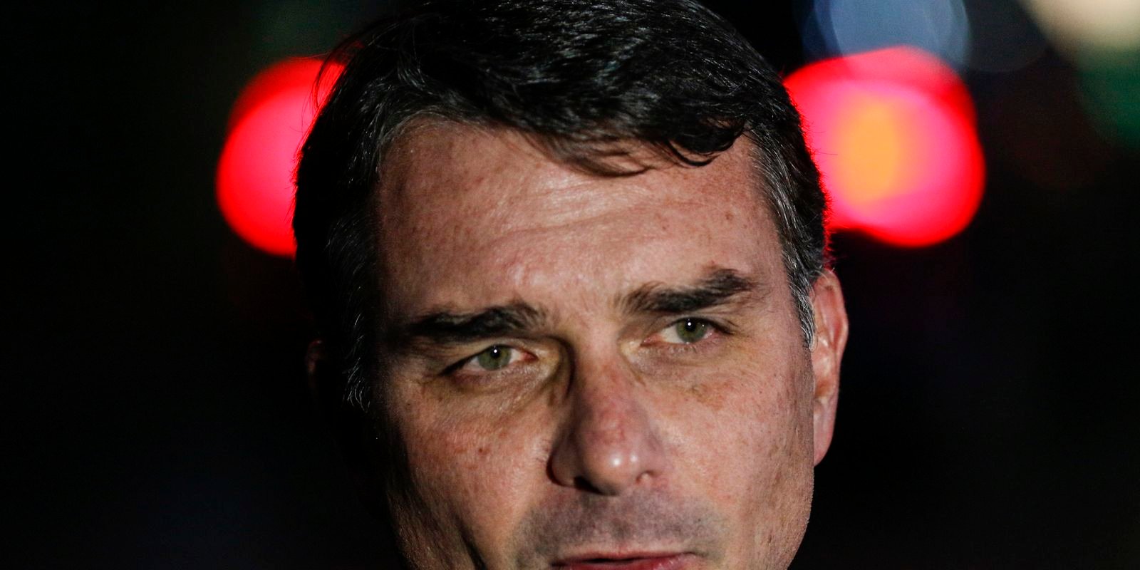 Flávio Bolsonaro admite cobrança a Vorcaro, mas nega crime