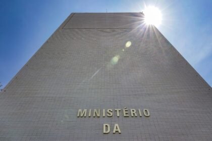 Governo bloqueia R$ 22,1 bi do Orçamento de 2026