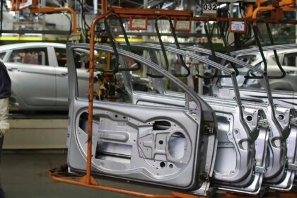 Indústria nacional varia 0,1% em março e acumula alta de 3,1% em 2026