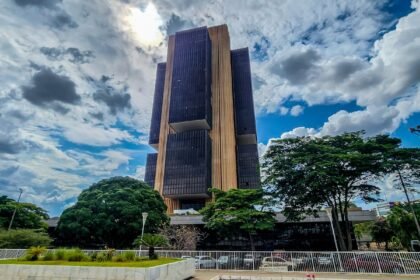 Juros pressionam a dívida mais que gastos públicos, dizem economistas