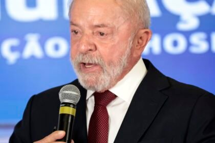 Lula assina MP e zera "taxa das blusinhas"