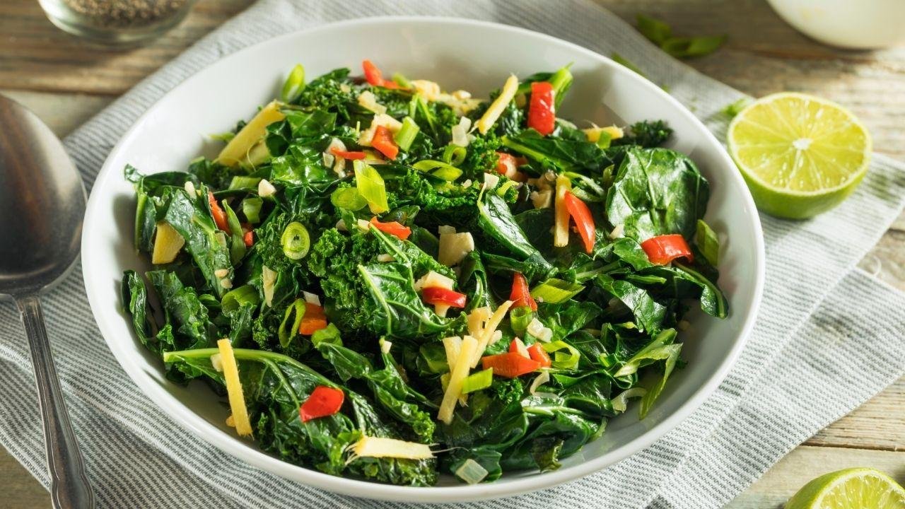 Mais nutrição: como o azeite potencializa os benefícios da couve