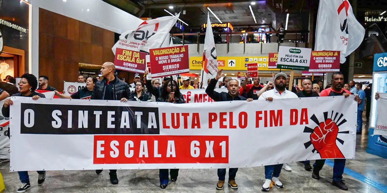 Manifestação no Aeroporto de Guarulhos pede fim da escala 6x1