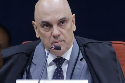 Moraes pede parecer da PGR sobre incluir Jair e Flávio em inquérito
