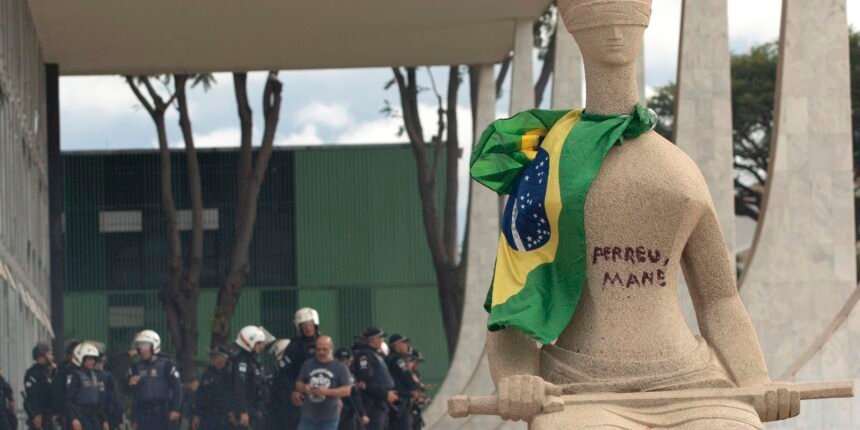 Moraes rejeita revisar pena de Débora do Batom, condenada pelo 8/1