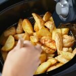 Muito além da batata frita: Airfryer também prepara bolo, milho assado, ovo cozido e até torresmo crocante