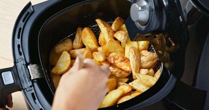 Muito além da batata frita: Airfryer também prepara bolo, milho assado, ovo cozido e até torresmo crocante