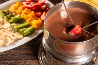Nem todo chocolate funciona no fondue; saiba escolher o melhor
